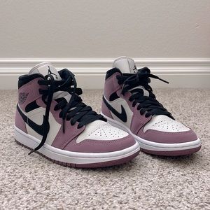 Nike Women’s Air Jordan 1 Mid SE LIGHT MULBERRY/LIGHT BONE/WHITE/BLACK Size 5.5